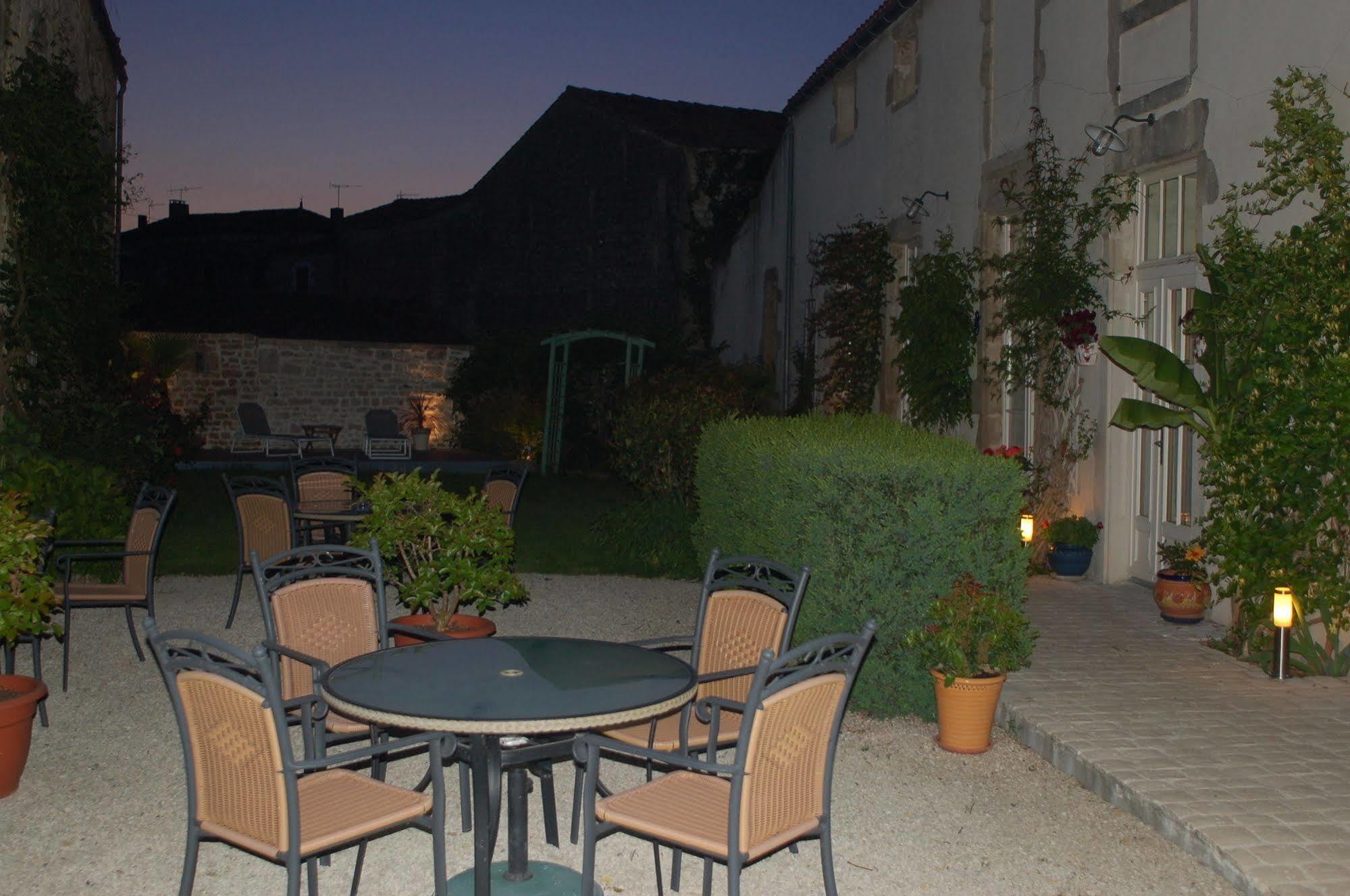 Hotel Du Donjon Aulnay  Luaran gambar